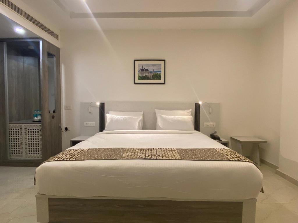 King room at Dash Hotels